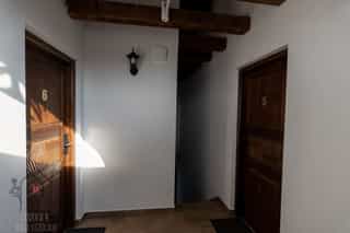 Usile celor doua apartemente oferite spre cazare in Gura Humorului