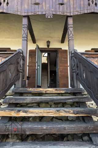 Poza cu intrarea in cabana