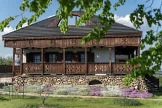 Poza cu exteriorul cabanei