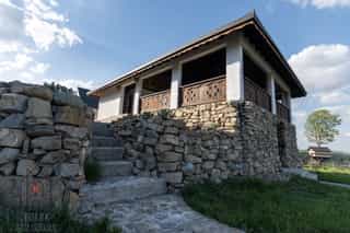 Poza din exterior cu cabana