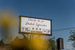 Semn de la intrarea cabanei Casuta de pe dealul Cojocului din Bucovina